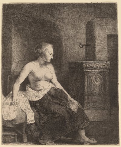 Nainen istuu puolipukeutuneena lieden vieressä tekijältä Rembrandt van Rijn