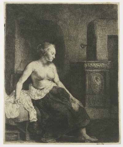 Nainen istuu puolipukeutuneena lieden vieressä tekijältä Rembrandt van Rijn