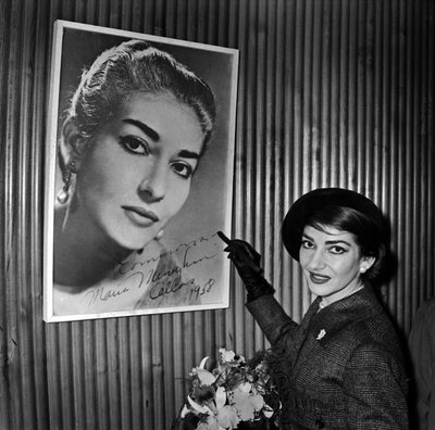 Sopraano Maria Callas signeeraa yhden julisteensa Pariisin Orly-lentokentällä ennen Chicagoon lähtöä 16. tammikuuta tekijältä René Saint Paul