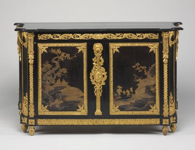 Lipasto (commode), n. 1765-1770 (eebenpuuviilu japanilakkalevyillä, kullatut pronssiset kiinnikkeet ja marmorinen kansi) tekijältä Rene Dubois