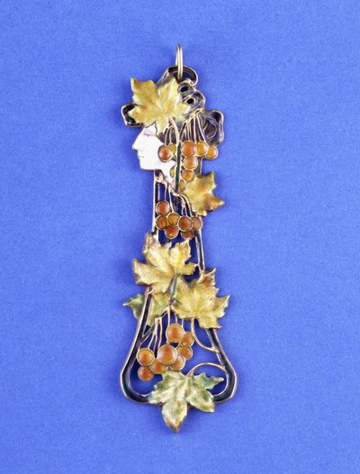 Lalique-riipus, muotoiltu jugendneidon päähän profiilissa, n. 1900 (metalli, emali) tekijältä Rene Jules Lalique