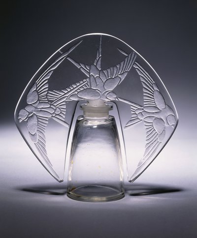 Bouchon Trois Hirondelles nro 496, n. 1920 (kirkas ja himmeä lasi) tekijältä Rene Jules Lalique