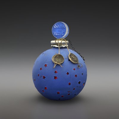 Dans la Nuit, pullo suunniteltu 1924, valmistettu n.1930 (lasi, emali, paperi, kullattu & metallilanka) tekijältä Rene Jules Lalique