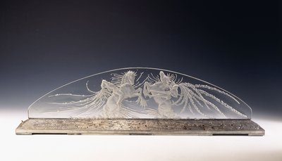 Kaksi ratsumiestä; harvinainen lasinen valaisin tekijältä Rene Jules Lalique