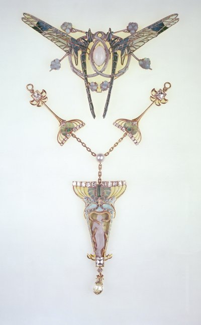 Laliquen hiuskoriste ja Philippe Wolfersin (1858-1929) riipus. tekijältä Rene Jules Lalique