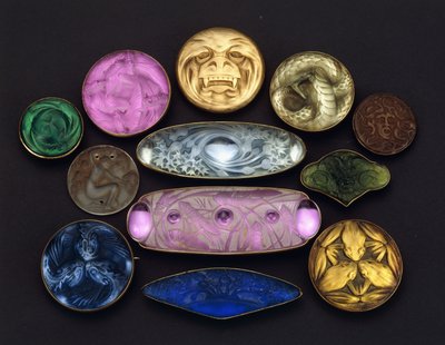 Erilaisia lasiesineitä tekijältä Rene Jules Lalique