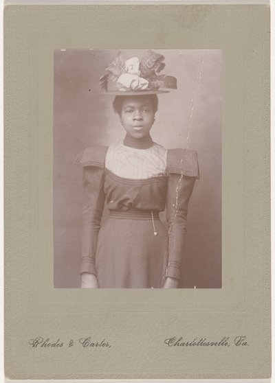 Naisen muotokuva,c. 1910 (kuva) tekijältä Rhodes & Carter