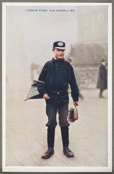 London Types: The Orderly Boy, n. 1914 Tuntemattoman valokuvaajan ottama värivalokuva Orderly Boysta, kadunsiivoojasta pannulla ja harjallaan Lontoon kaduilla ja julkaistu kirjassa "London In Color". Valokuva tekijältä John Pardon
