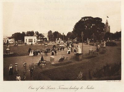 Ihmiset rentoutuvat Crystal Palace Parkissa Sydenhamissa tekijältä John Pardon
