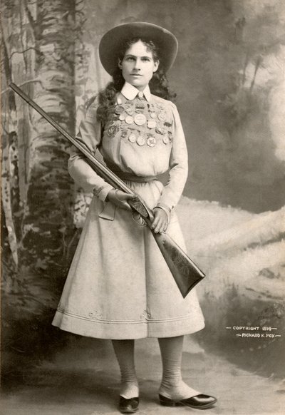 Annie Oakley kiväärin kanssa tekijältä Richard Kyle Fox