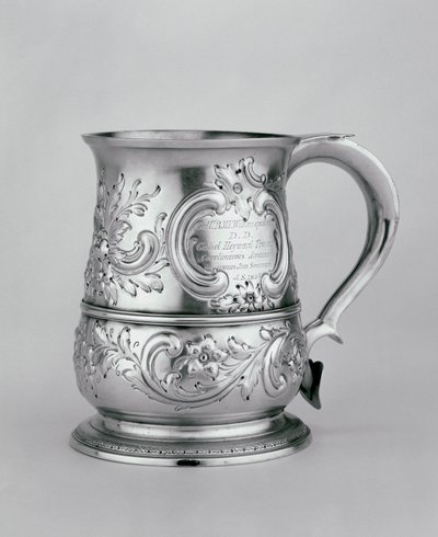 Kahvallinen muki, 1740-41, kaseerattu ja kaiverrettu n.1845 (hopea). tekijältä Richard and Cooke, Thomas Gurney