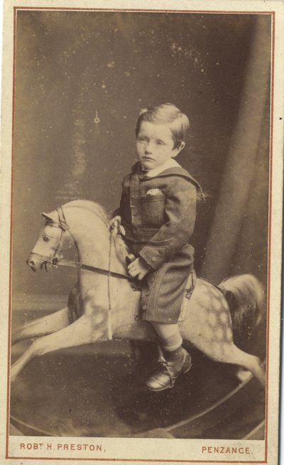 Nuori poika istuu keinuhevosella, 1870 (albumiprintti) tekijältä Robert H. Preston