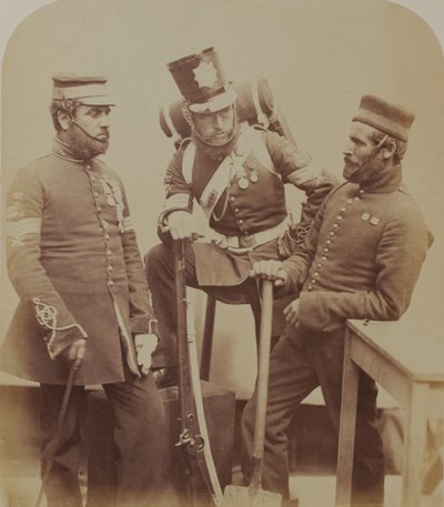 Värikersantit J. Stanton, Kester Knight ja W. Bruce, Royal Sappers and Miners, 1856 (seepiakuva). tekijältä Robert Howlett