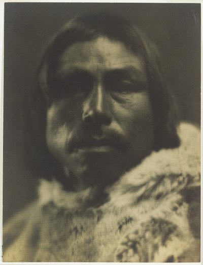 Tookoo (hirvi). Sikoslingmintin eskimoiden Etelä-Baffin Islandin päällikkö tekijältä Robert Joseph Flaherty
