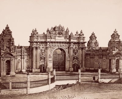 Dolmabahçen palatsi Keisarillinen portti tekijältä Robertson and Beato