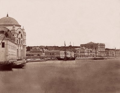 Dolmabahçen palatsi ja moskeija tekijältä Robertson and Beato