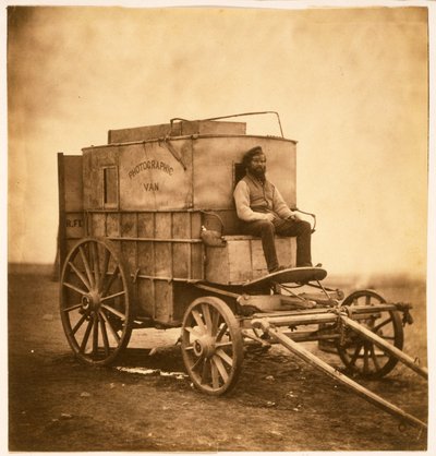 Valokuvaajien pakettiauto Marcus Sparlingin kanssa Krimillä, 1855 (suolaprintti) tekijältä Roger Fenton