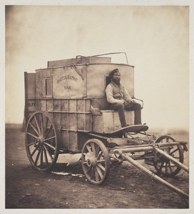 Valokuvaajan pakettiauto Marcus Sparlingin kanssa Krimillä, 1855 tekijältä Roger Fenton