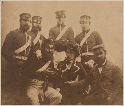 Kaksi upseeria ja neljä miestä kantinierillä, Krim, 1855 tekijältä Roger Fenton