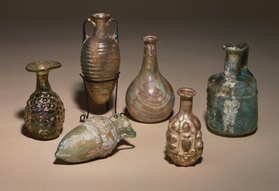 Ryhmä herkkiä roomalaisia puhallettuja ja muottipuhallettuja lasikosmetiikkapulloja, 1. vuosisadalla jKr. tekijältä Roman