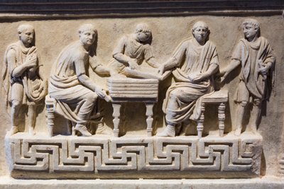 Kirjanoppineiden alttari (marmori) tekijältä Roman