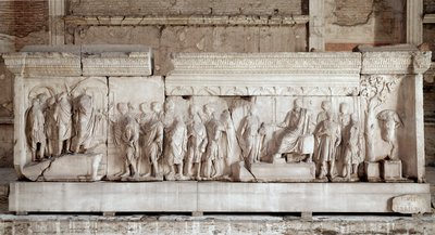 Anaglyfi (tai useampi) Trajanuksesta, joka jäljittelee keisari Trajanuksen (Traianus tai Traiano) tosiseikkoja (117-120): Keisarin hyväntekeväisyyskohtaus köyhille lapsille ja orvoille. Kohokuvioidut marmoriset sukat. Himmeä. 521x16 cm Rooma, Foro Romano ( tekijältä Roman