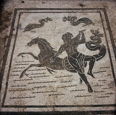 Muinainen Ostia (Ostia). Place des Corporations. Sabratha Seafarers Corporationin mosaiikki. Nymfi ja merihevonen. tekijältä Roman