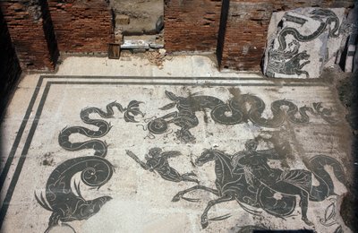 Muinainen Ostia (Ostia). Place des Corporations. Sabratha Seafarers Corporationin mosaiikki. Neptunuksen kylpylät. tekijältä Roman