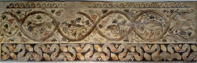 Muinainen Rooma: vuodenaikojen mosaiikki, joka edustaa kukkia ja eläimiä. "" Daphnen" Constantine-huvilan pihalta". Antiokiasta (nykyinen Antakya) Turkista 325-330 jKr. Pariisi, Louvre-museo tekijältä Roman