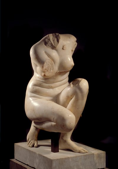 Aphrodite kyykkyssä. Marmoriveistos 2. vuosisadalta jKr. Aurinko. 0,71 m Pariisi, Musee du Louvre. tekijältä Roman