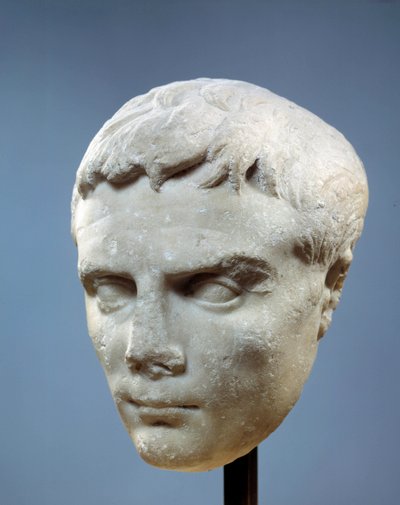Muinaisen Rooman taide: Augustuksen kasvot (Octavianus tai Octavianus, 63 eaa.–14 jKr. Ensimmäinen Rooman keisari. Veistos löydettiin Cosista vuosina 27–20 eKr.). Pariisi, Musee du Louvre tekijältä Roman