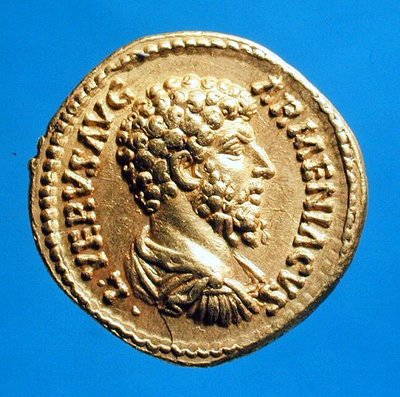 Aureus (etupuoli), jossa Lucius Veruksen (161-AD 169) rintakuva drapattuna ja kuriiripäisenä. (kulta) Kirjoitus: VERUS VERUS: L VERVS AVG ARMENIACVS. tekijältä Roman