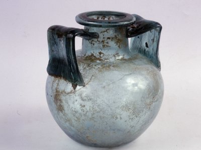 Sininen lasinen uurna juovitetuilla kahvoilla. tekijältä Roman