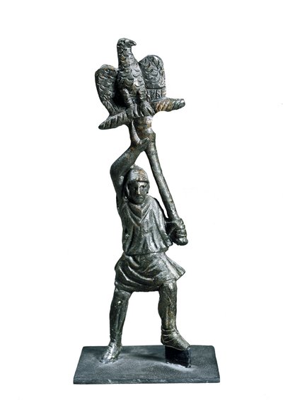 Lippukantajaa edustava pronssinen patsas Alba Fucensista (Abruzzon alue, Italia) tekijältä Roman