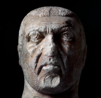 Diocletianuksen (Gaius Aurelius Valerius Diocletianus, 245-316), Rooman keisarin 284-305 rintakuva. Marmoriveistos. Chieti, Museo Archeologico tekijältä Roman