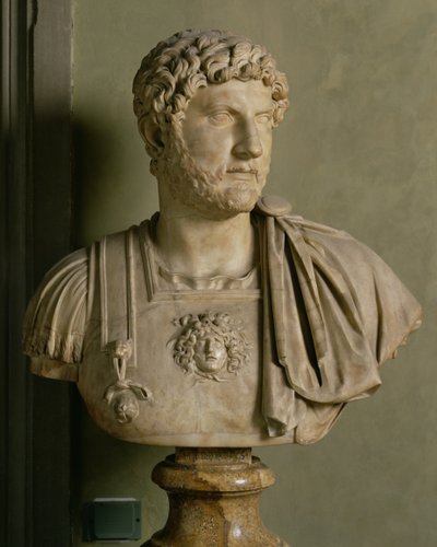 Keisari Hadrianuksen (76-138 jKr) rintakuva (marmori) tekijältä Roman
