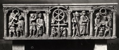 Kristillinen sarkofagi, joka on koristeltu kohtauksilla Kristuksen kärsimyksestä, mukaan lukien pidätys ja Kristus Pontius Pilatuksen edessä, St. Domitillan katakombeista (marmori) (m/v kuva) tekijältä Roman