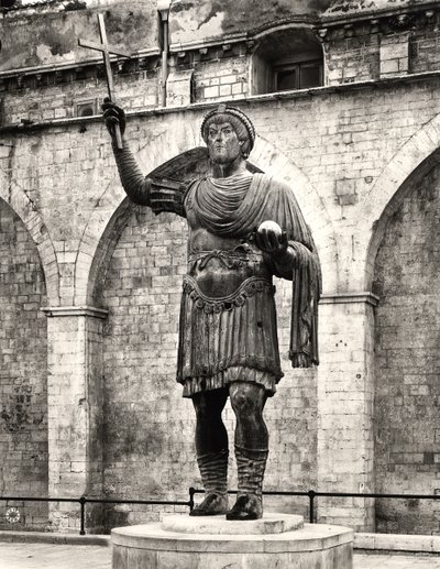 Mahdollisesti keisari Valentinianus I:n (321-375) kolossaalipatsas nimeltä "Barlettan kolossi" (pronssi) (m/v kuva) tekijältä Roman