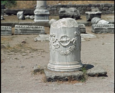 Pylväs koristeltu jumalan Asklepiuksen symbolilla. Asklepioksen pyhäkkö (283-133 eKr.) tekijältä Roman