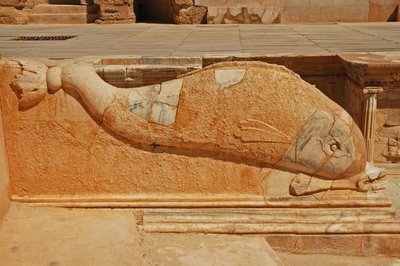 Delfiinien kaiverrus, bareljefi roomalaisen teatterin Prosceniumissa, Sabratha, Libya, 2. vuosisata jKr. tekijältä Roman