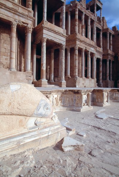 Delfiinit, koristelu prosceniumissa, roomalainen teatteri, Sabratha (UNESCOn maailmanperintöluettelo) tekijältä Roman