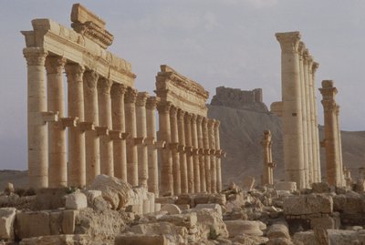 Kaupungin pääakselin muodostavan pylväikkökadun varhaisin osa, joka johtaa Qalaat Ibn Maaniin, 1600-luvun arabilinnaan, joka rakennettiin 200-luvun ensimmäisellä puoliskolla. tekijältä Roman