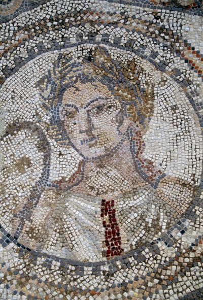 Naisen kasvot, mosaiikki roomalaisessa Volubilisin kaupungissa (UNESCOn maailmanperintöluettelo). tekijältä Roman
