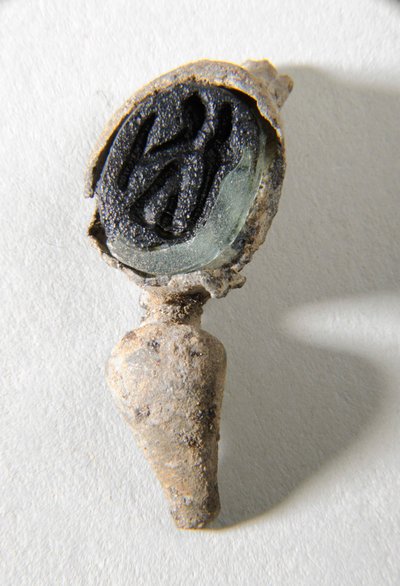 Sormussormus kaiverruksella (hopea ja lasi) tekijältä Roman