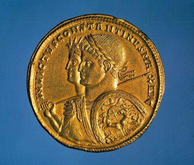 Kiinteä kultakolikko, jossa keisari Konstantinus I Suuren (280-337) kuva tekijältä Roman