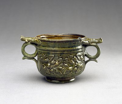 Vihreä lasitettu Skyphos korotetuilla kahvoilla, lehti- ja marjalistat, AD 1-100 (terrakotta) tekijältä Roman