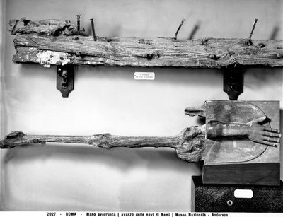 Averruncan käsi ja airon palaset löydettiin roomalaisten laivojen kaivauksissa Nemi-järveltä tekijältä Roman