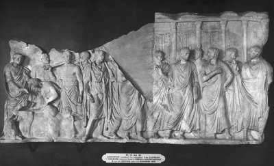 Haruspice neuvottelee härän sisälmillä ja senaattorien kulkueella Jupiterin temppelin ulkopuolella (marmori) (katso lisätietoja 261377 amd 261378) tekijältä Roman