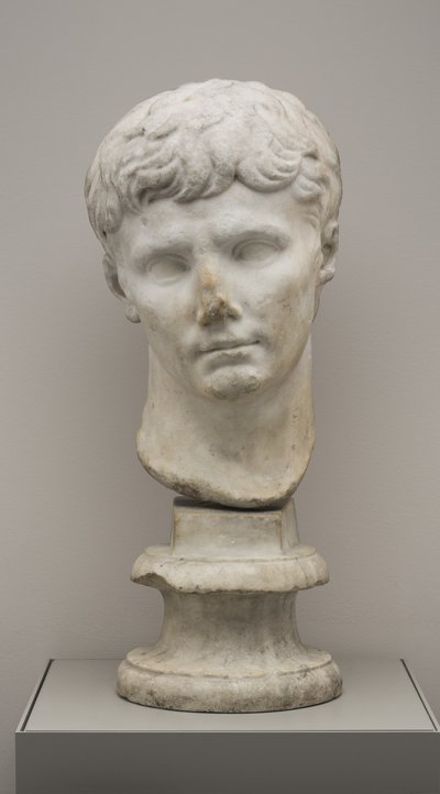 Keisari Augustuksen pää (marmori) tekijältä Roman