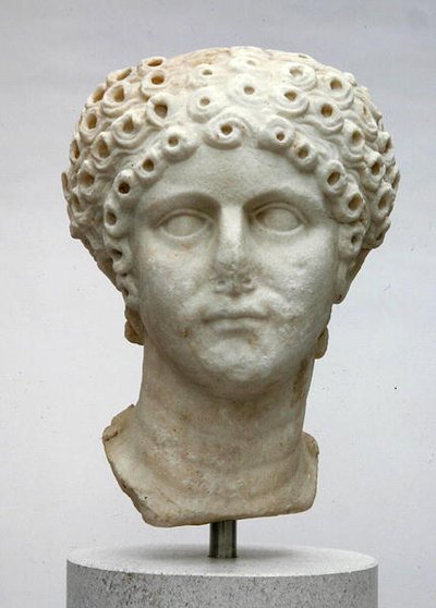Naisen pää, mahdollisesti Agrippina Minor, n. 50 jKr (marmori) tekijältä Roman